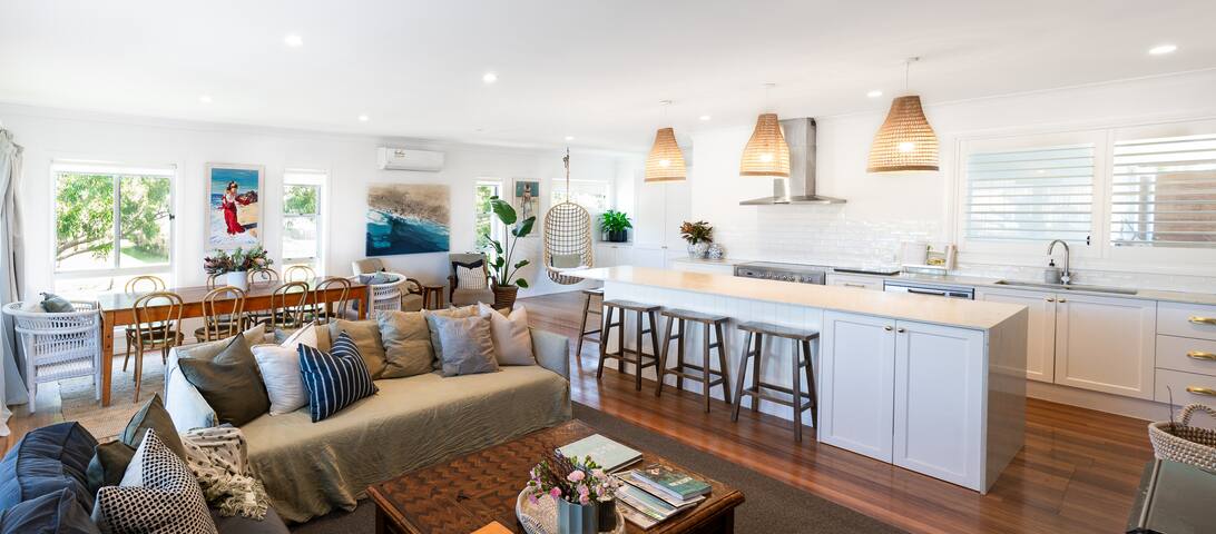 FINNS AT OLD BAR – LUXURY HOLIDAY HOUSE SLEEPS 19 gallery image 2