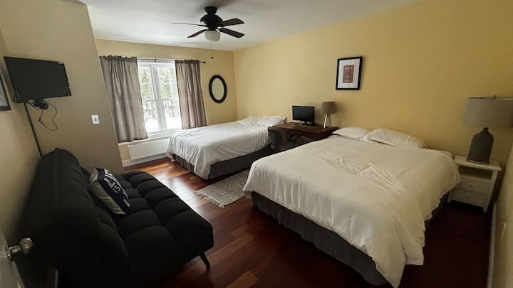 Ორი ორადგილიანი საწოლი და ფუტონი