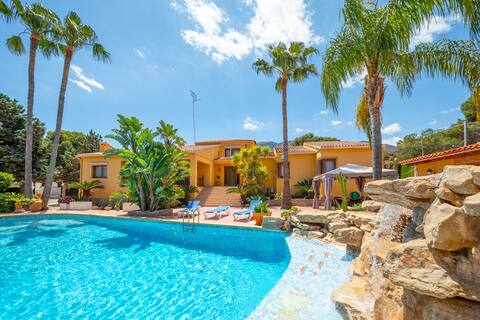 VILLA with pool and tennis court,150m from the sea