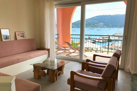 Villa Claudia [1 minute walk to beach]