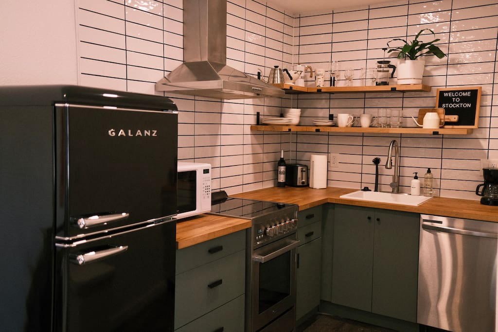 Airbnb Luxury Modern Studio | UOP & The Miracle Mile