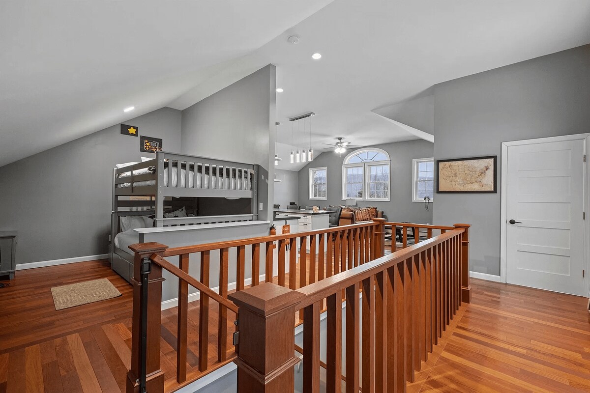 Chumba chetu cha ghorofa cha kupendeza kimeundwa kwa ajili ya starehe na burudani, chenye vitanda vya ghorofa vya ukubwa kamili ambavyo vinaweza kulala mara nne kwa urahisi. Inafaa kwa watoto au marafiki, chumba hiki kinatoa sehemu nzuri na ya kuchezea ya kuunda kumbukumbu za kudumu wakati wa ukaaji wako.