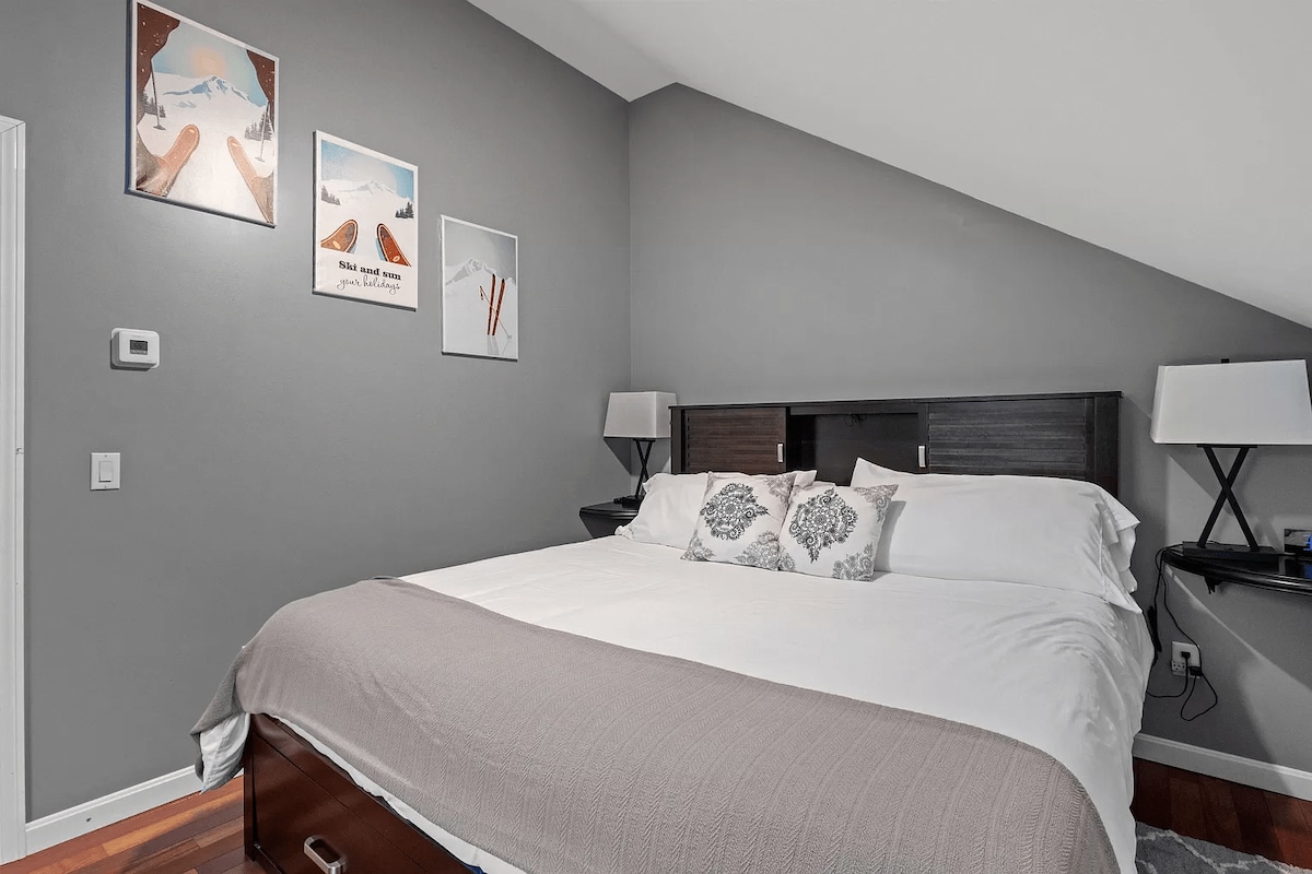 Karibu kwenye chumba kikuu cha kulala, mapumziko tulivu yenye kitanda cha ukubwa wa kifalme na televisheni ya inchi 43. Pumzika katika sehemu hii tulivu yenye mashuka na mazingira ya amani. Inafaa kwa usiku wa kupumzika na asubuhi yenye kustarehesha.