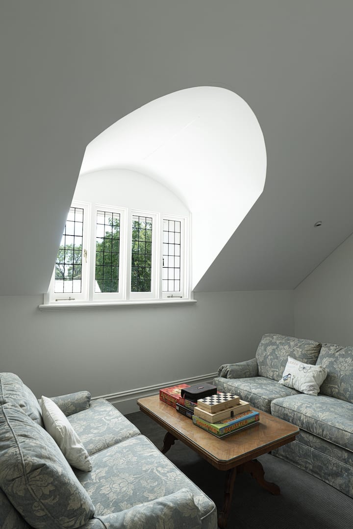 出色的桶装拱形天花板和原创的带灯窗户。