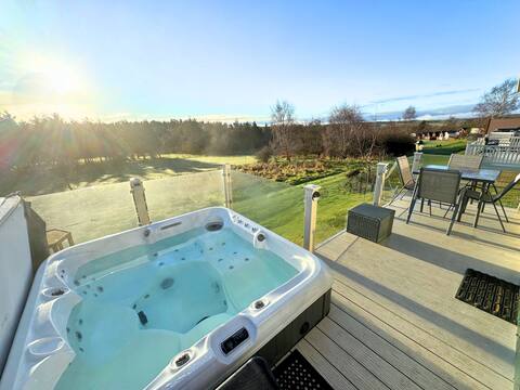 Private Hot Tub, Panoramic Views & Free Golf