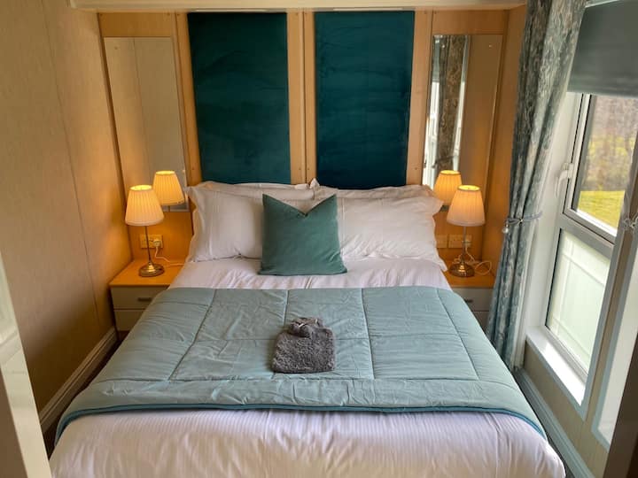 Experimenta la tranquilidad en nuestro dormitorio en suite bien equipado, con una lujosa cama doble, vestidor, TV pequeña y un baño en suite con bañera e inodoro. Ideal para una estancia tranquila y cómoda.