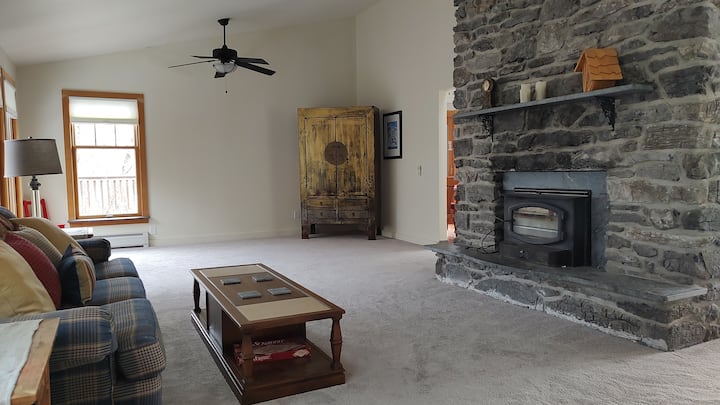 Blue Bird Room In Bluff House - Burlington, VT