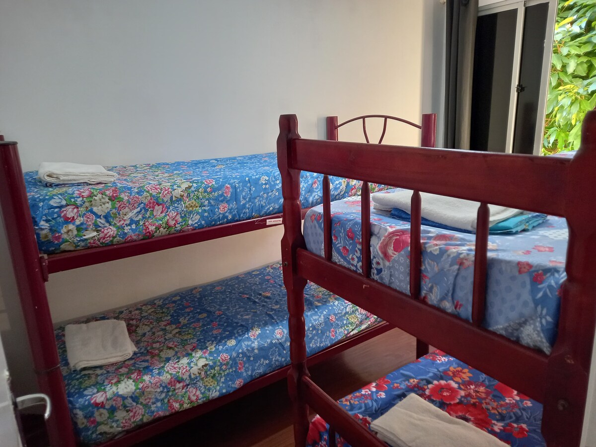 TWEEPERSOONSKAMER 
*WIJ BIEDEN BED- EN BADLINNEN MET   WAARDEN AAN DE BUITENKANT .* DE WAARDE OP HET PLATFORM IS EXCLUSIEF BEDDENGOED  EN BAD LINNEN. WE DOEN DIT OM WAARDEN TE DOWNLOADEN.