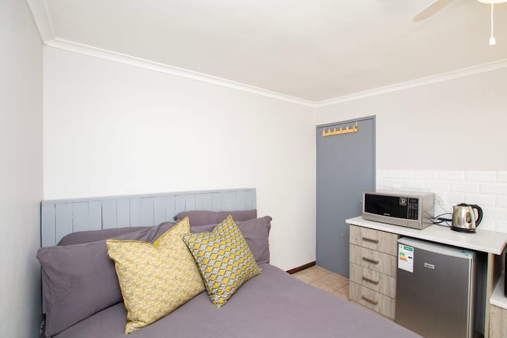 Chumba hiki cha kulala kina jiko lenye vifaa kamili, televisheni mahiri ya skrini ya fleti na mlango wa kujitegemea. Vyumba vya kulala vya 5 na 6 hufanya kazi kama fleti ya vyumba 2 vya kulala na vina bafu linaloingiliana. 