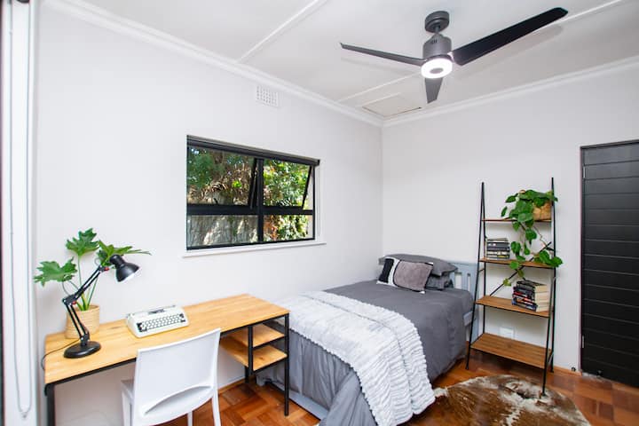 Chumba hiki cha kulala kina kitanda cha juu cha robo tatu, na kitanda kimoja kinachovutwa chini ya kitanda cha juu. Inafaa kwa watoto kushiriki chumba. 