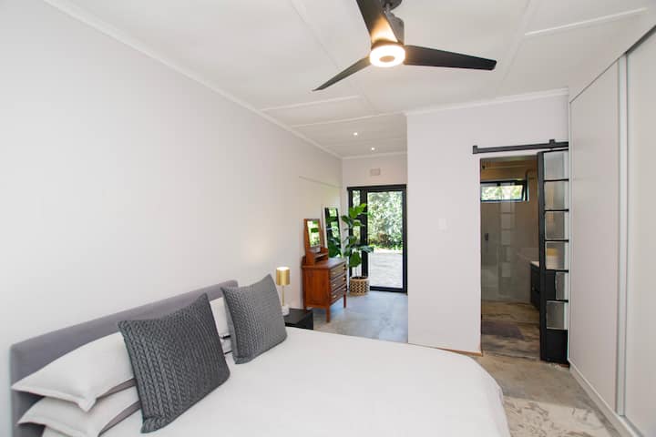 Chumba hiki cha kulala kina mlango wa kujitegemea unaoelekea nje ulio na bafu la kujitegemea la chumba cha kulala. 