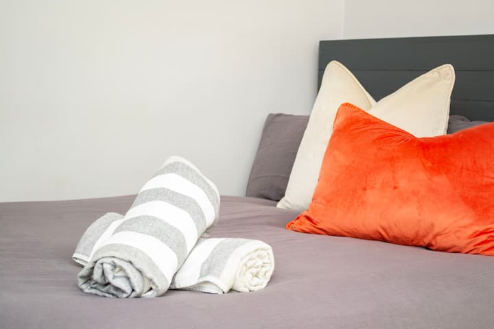 Chumba hiki cha kulala kina jiko lenye vifaa kamili, televisheni mahiri ya skrini ya fleti na mlango wa kujitegemea. Vyumba vya kulala vya 5 na 6 hufanya kazi kama fleti ya vyumba 2 vya kulala na vina bafu linaloingiliana. 