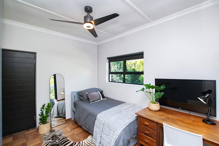 Chumba hiki cha kulala kina kitanda cha juu cha robo tatu, na kitanda kimoja kinachovutwa chini ya kitanda cha juu. Inafaa kwa watoto kushiriki chumba. 