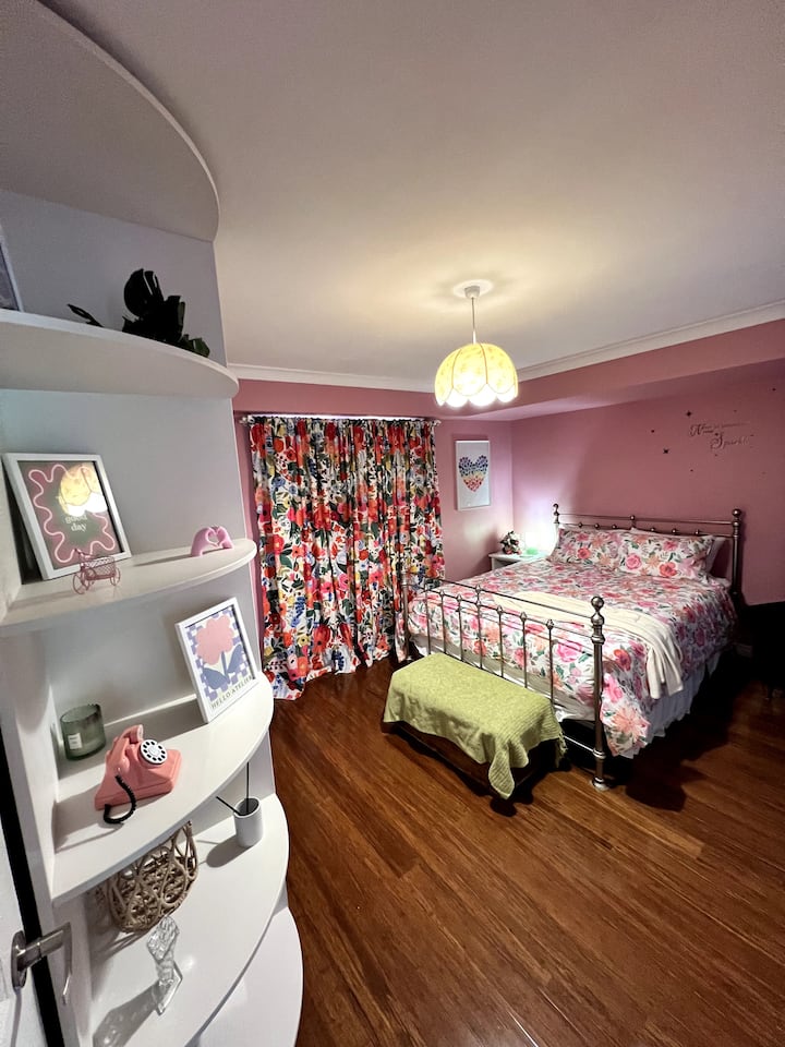Relax And Fully Recharge In Beautiful Edgewater. - Kingsley