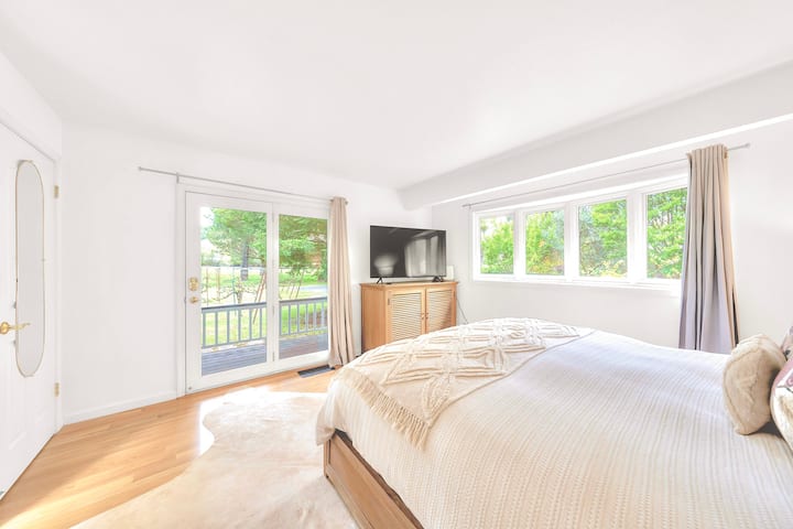 The Vineyard Cottage bedroom with Samsung Smart TV