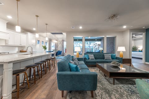 Hot Tub Mini Golf Game Room: Walk to Stadiums