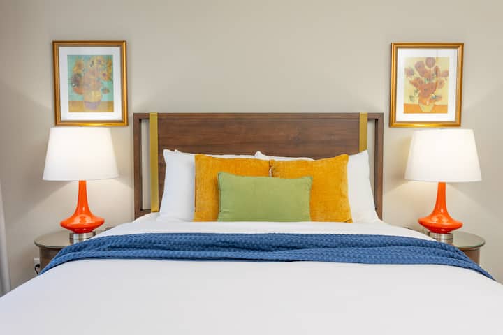 Habitación de invitados con cama tamaño queen y ropa de cama estilo hotel.