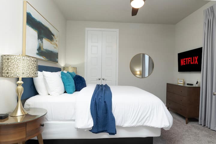 Dormitorio adicional con cama tamaño queen y ropa de cama premium.