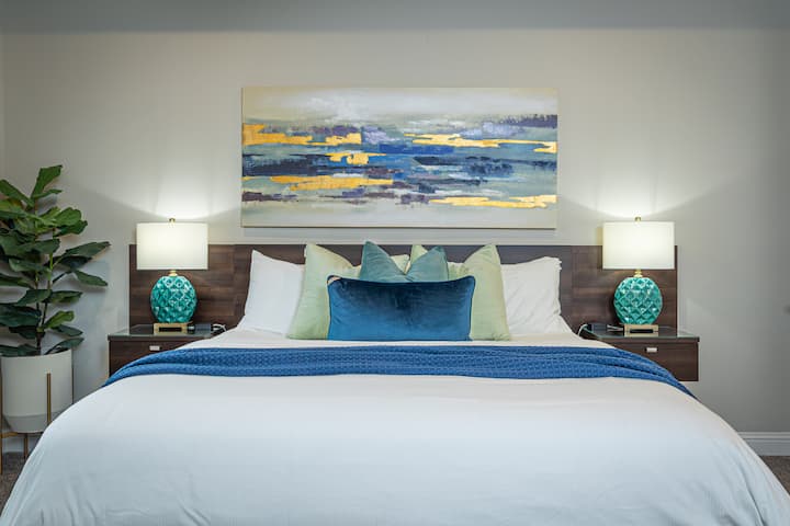 Dormitorio principal con cama tamaño king y ropa de cama de lujo.