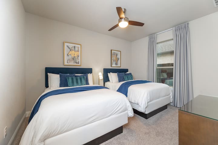 Dormitorio con dos camas dobles, ideal para familias.