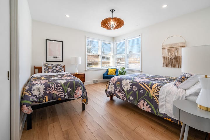 استمتع بحفلة النوم في هذه الغرفة التي تحتوي على سرير مزدوج وسرير بحجم وسط. 