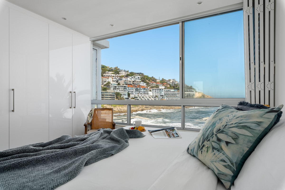 ".. madirisha na vizuizi vyote hufunguka kikamilifu ili kuonyesha mwonekano wa 'kadi ya posta ya picha‘ usio na vizuizi wa Ghuba ya Bantry..."