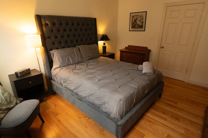 ห้องนอนที่ 1 พร้อมเตียงควีนไซส์