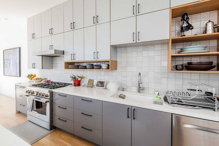 Beautiful Modern Home near USF gallery image 4