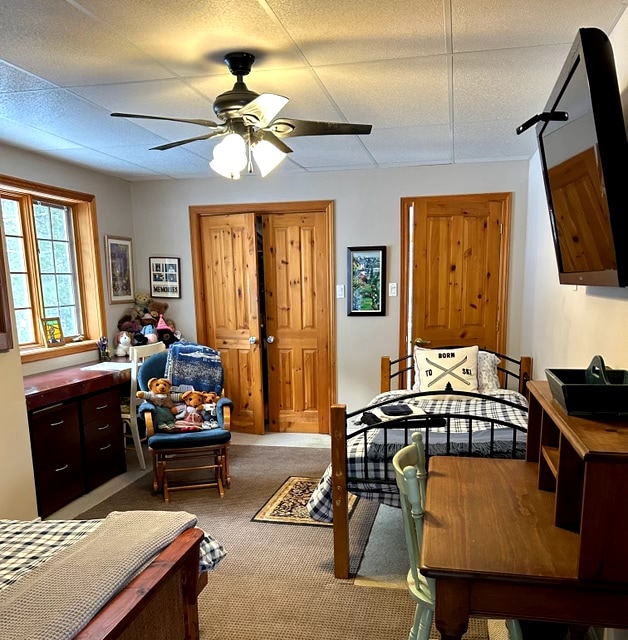 يمكن أن تستوعب غرفة الأطفال 3 (سرير مزدوج وسرير مزدوج) ومكتب وتلفزيون.