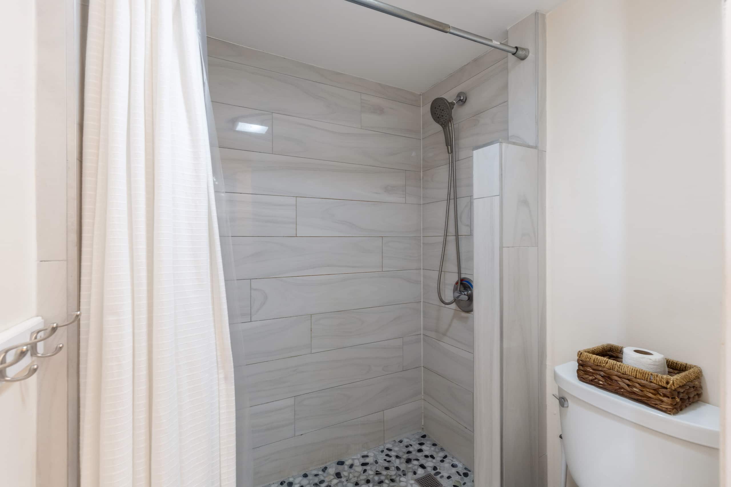 Condo in Honolulu · ★4.64 · 1 bedroom · 3 beds · 1 private bath - Image 11