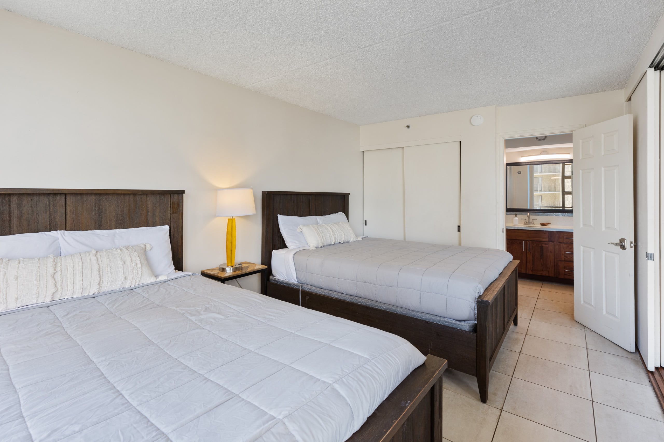 Condo in Honolulu · ★4.64 · 1 bedroom · 3 beds · 1 private bath - Image 9