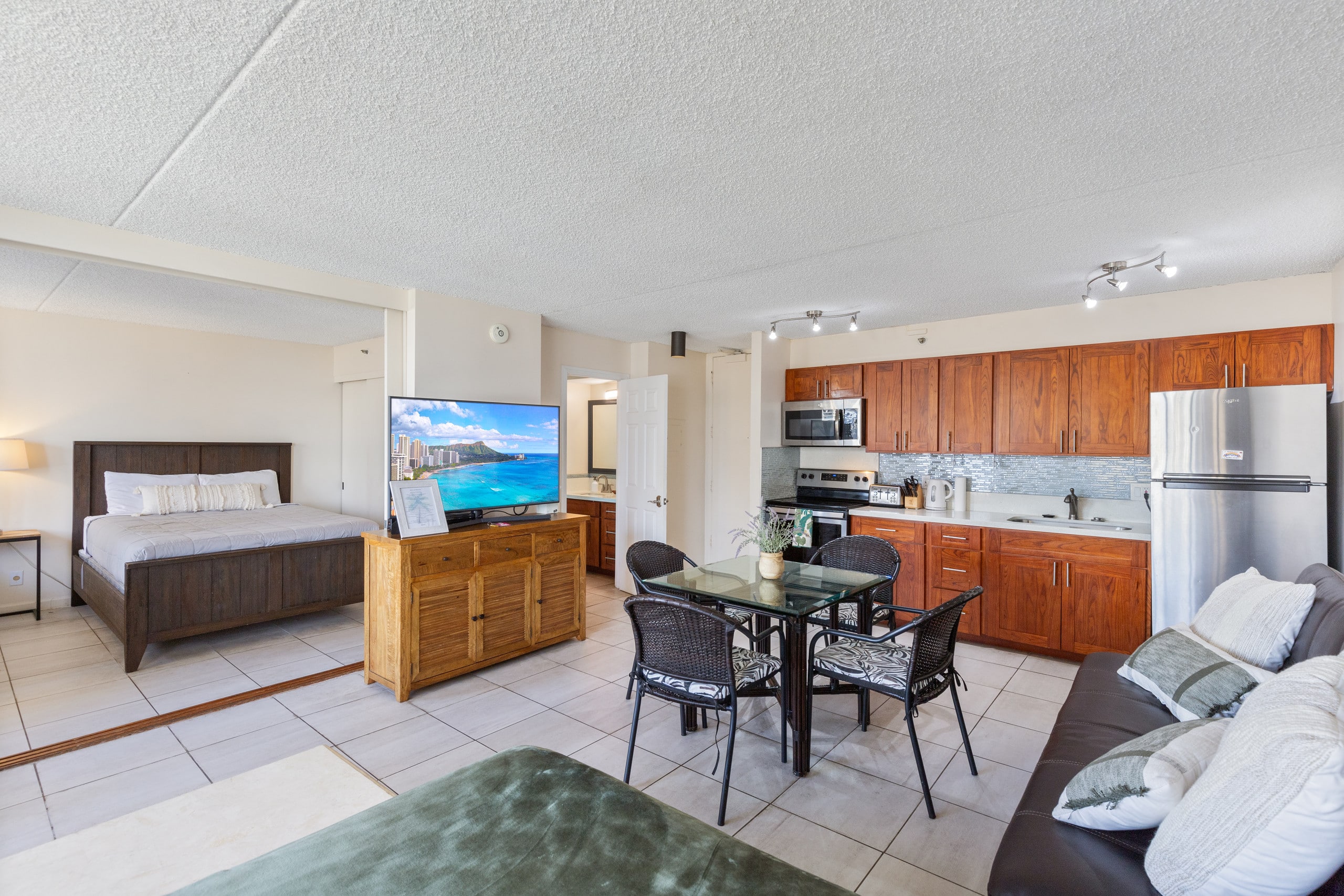 Condo in Honolulu · ★4.64 · 1 bedroom · 3 beds · 1 private bath - Image 2