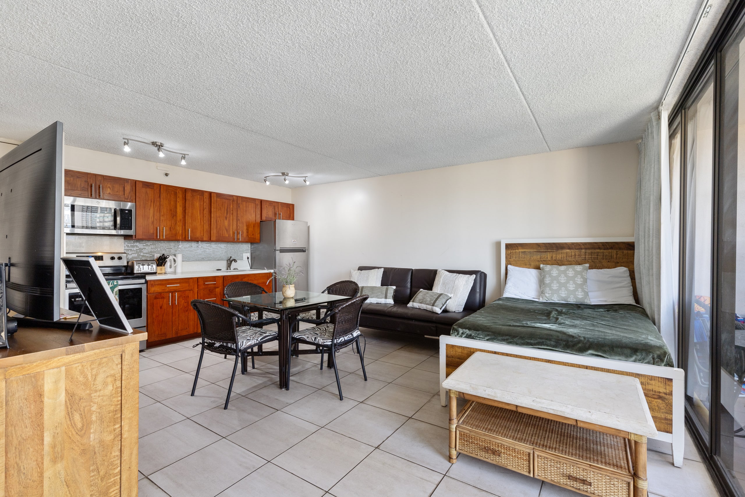 Condo in Honolulu · ★4.64 · 1 bedroom · 3 beds · 1 private bath - Image 3