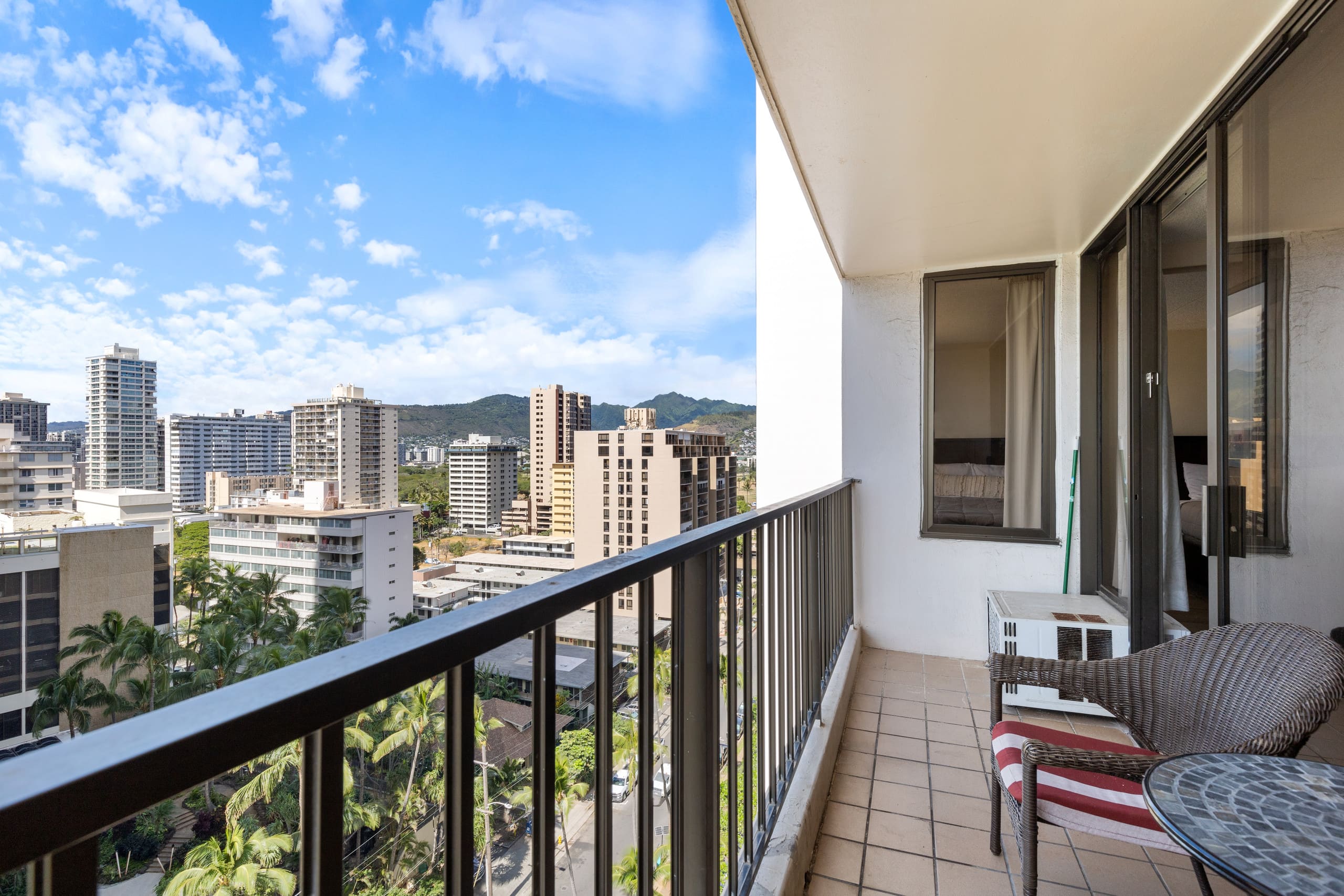 Condo in Honolulu · ★4.64 · 1 bedroom · 3 beds · 1 private bath - Image 14
