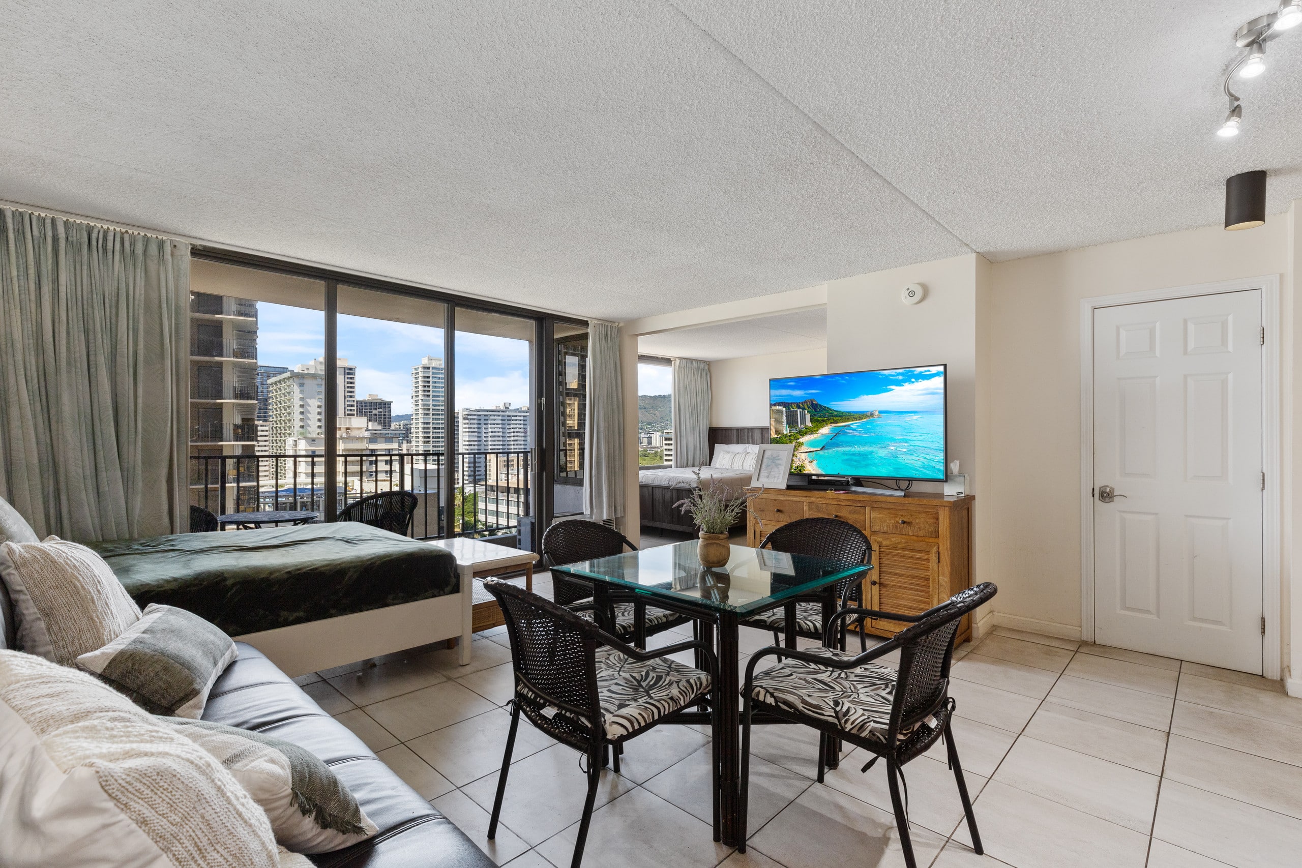 Condo in Honolulu · ★4.64 · 1 bedroom · 3 beds · 1 private bath - Image 1