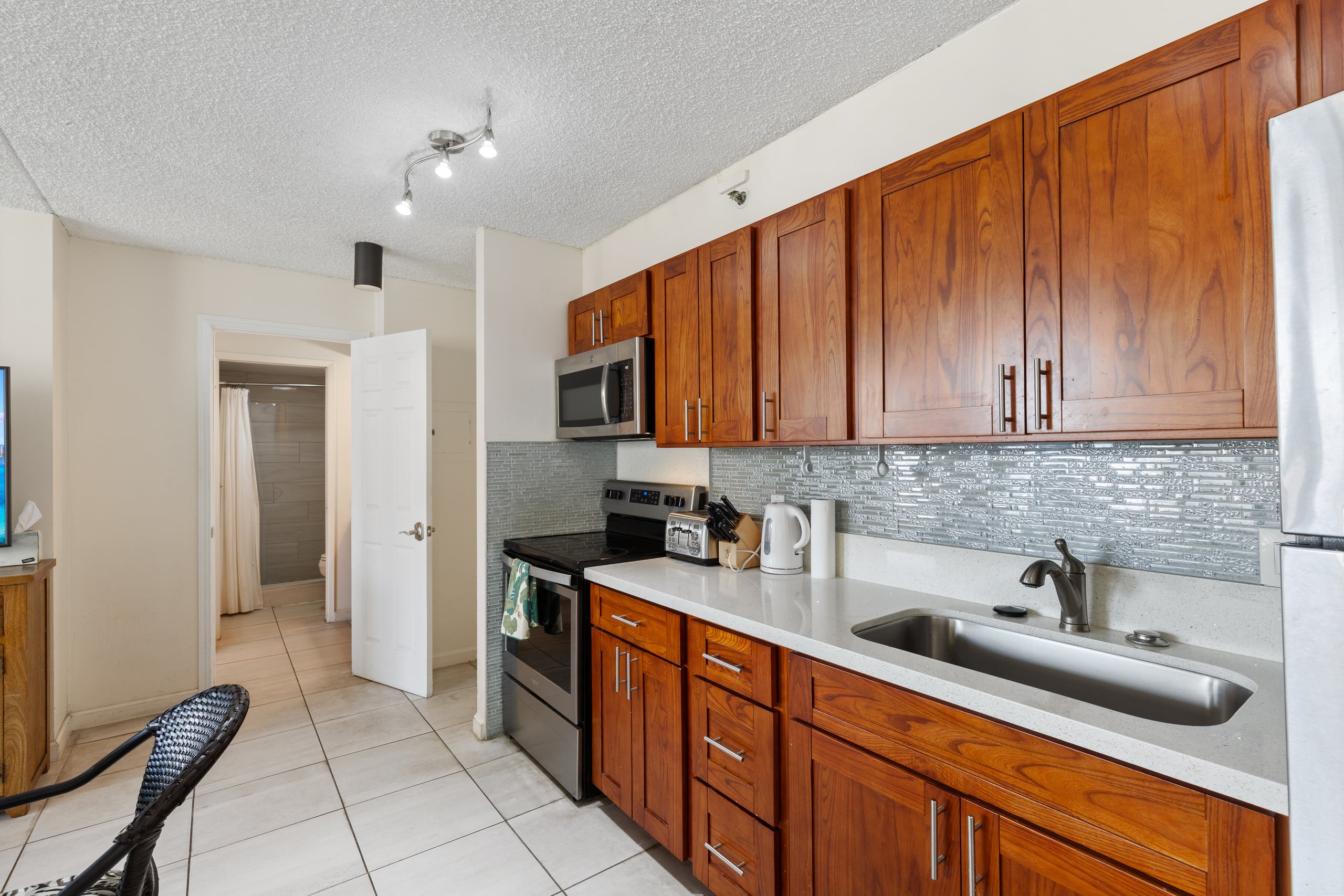 Condo in Honolulu · ★4.64 · 1 bedroom · 3 beds · 1 private bath - Image 5