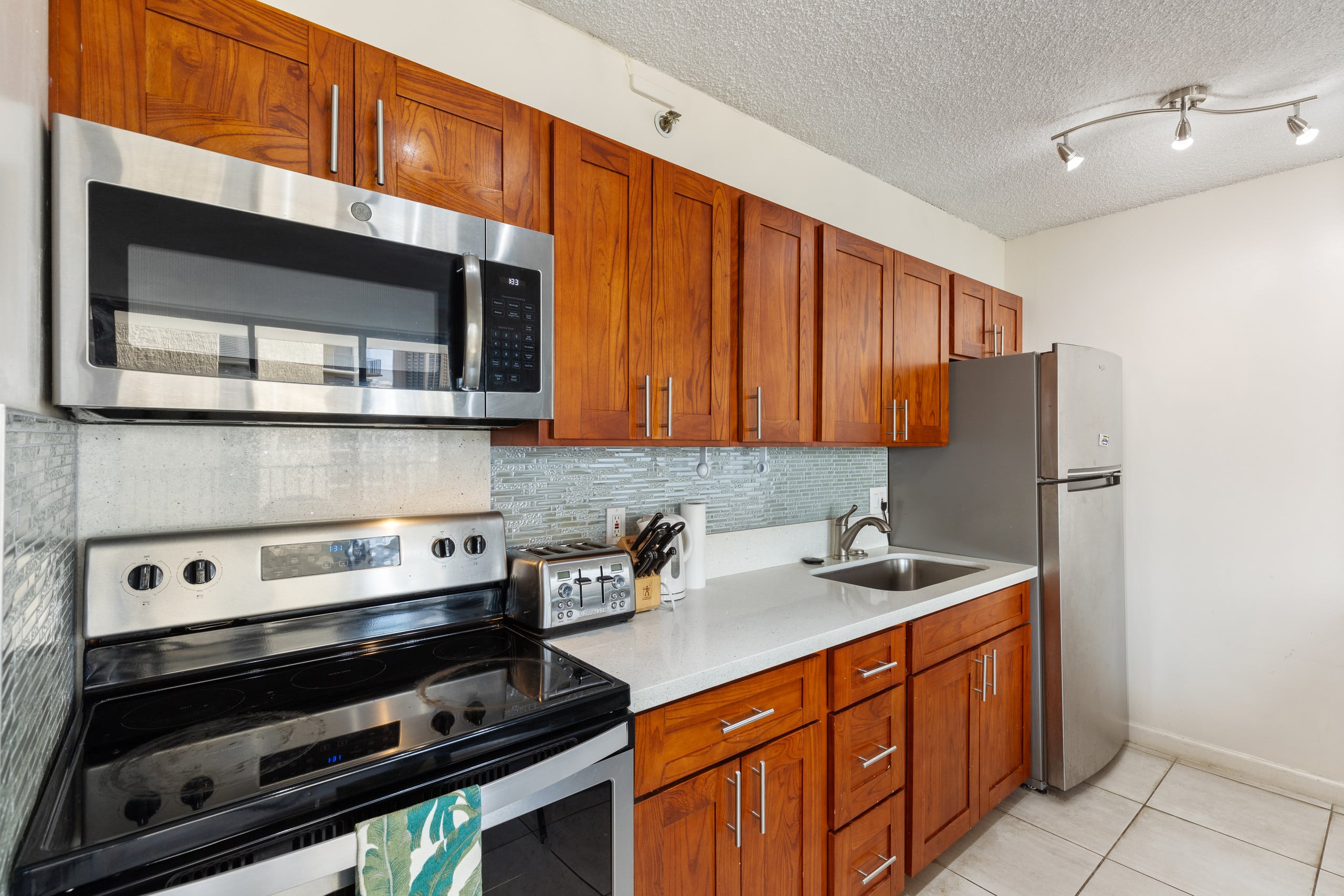 Condo in Honolulu · ★4.64 · 1 bedroom · 3 beds · 1 private bath - Image 4