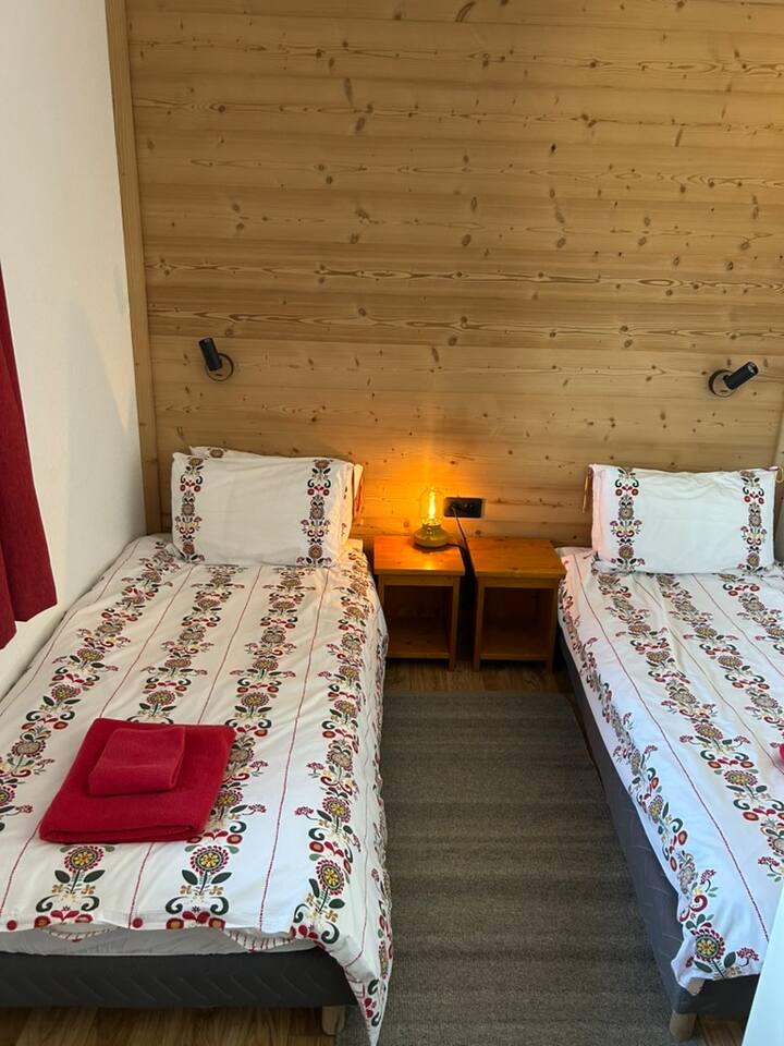 Chumba cha 2 cha kulala upande wa kushoto unapoingia kwenye mlango wa mbele.  Kaskazini inaangalia na mandhari juu ya bonde.