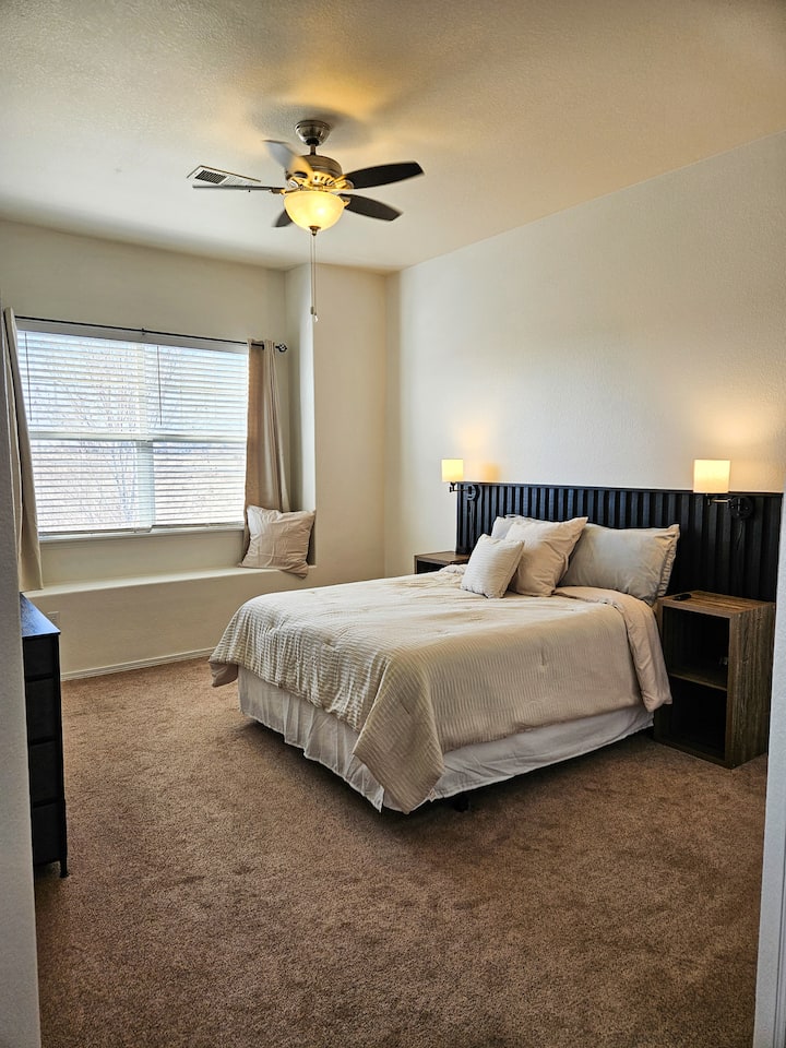 חדר השינה הראשי עם מזרן קצף עם זיכרון קווין, חדר ארונות וחדר רחצה פרטי.