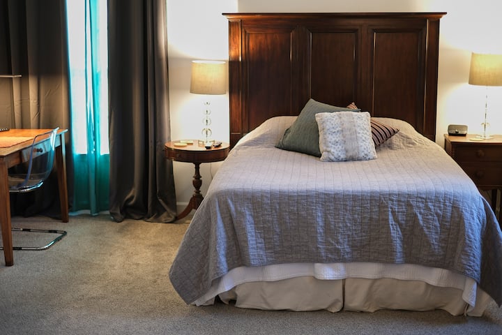 חדר שינה גדול עם שלושה חלונות עם הרבה אור שמש טבעי. חלל עבודה עם חיבור אתרנט וטלוויזיה עם Roku שיוצאת מהקיר. מכונת סאונד כלולה לשינה נינוחה בלילה.