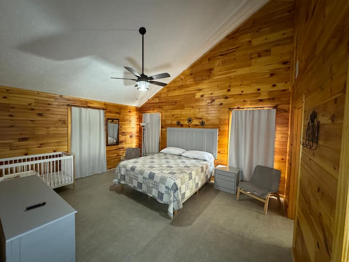 Main Bedroom - Cali King & Crib