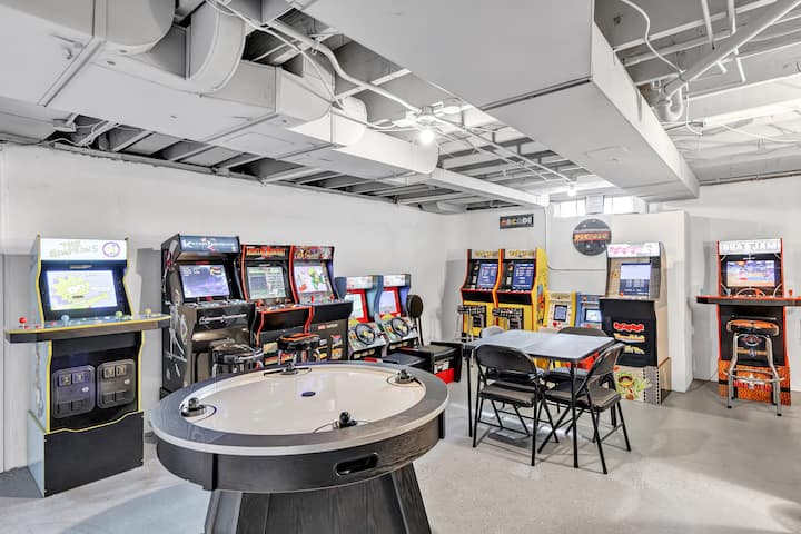 KING • Arcade Game Cave • Stadium 1.3 Miles • 2 Bedrooms 1 Bath