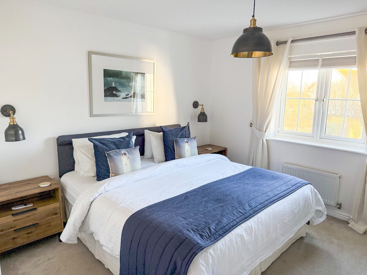 นอนอย่างมีสไตล์ในห้องนอนใหญ่บนเตียงคิงไซส์ OKA ที่ห่อด้วยผ้าปูที่นอนสุดหรู คุณจะพบห้องอาบน้ำในตัวของคุณเองที่นี่