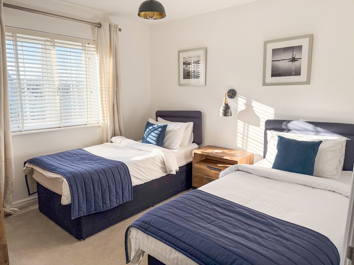 เตียงเดี่ยว 2 เตียงของห้องนอนที่สามมีท็อปเปอร์และผ้าปูที่นอนที่สะดวกสบายมากคุณจะต้องปีนเข้าไปและใช้แคทแนป