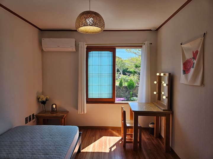 **Habitación 3**

Este es el dormitorio que puede recibir la luz del sol de la mañana primero. 

Uso: cama (super individual), chimenea.
