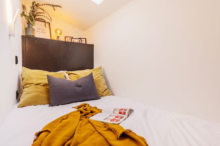 מיטה במיקרו סטודיו שלנו, כדי שתוכלו להירגע.