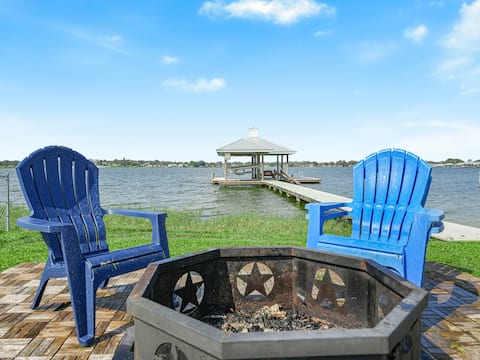Waterfront Modern Lakehouse with beach
