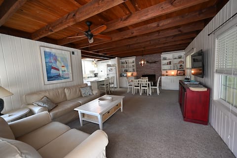 Popular Airbnb listing: Cozy Beach Cottage - 3 Min Walk to Beach, Pets OK! in Southern Shores