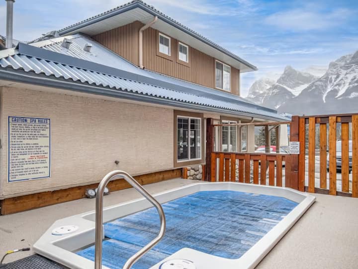B111 Home Close To Banff- A/c, Hot Tub, Free Parking, 2br, 1bt, Large Beds - Canmore