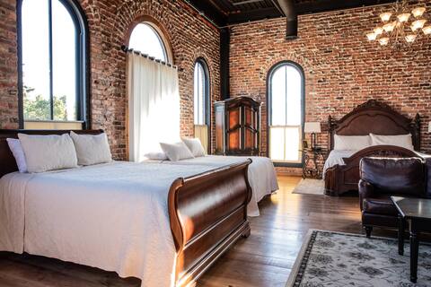 Grand Suite- Massive Luxurious Loft-style Suite!
